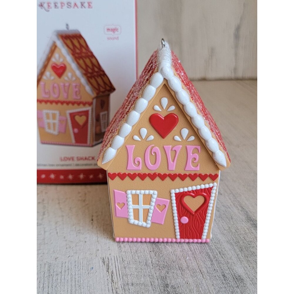 Hallmark Love Shack magic ornament Xmas Valentine's‎ day
